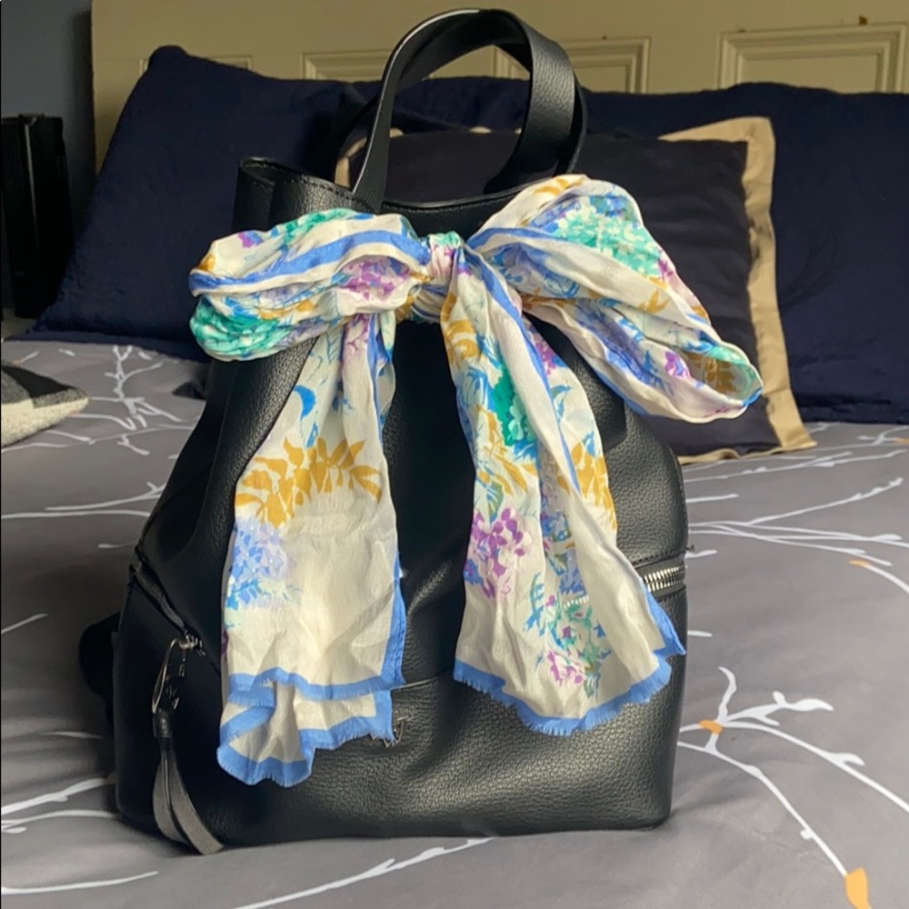 🧣 Vintage Oscar de la renta silk scarf